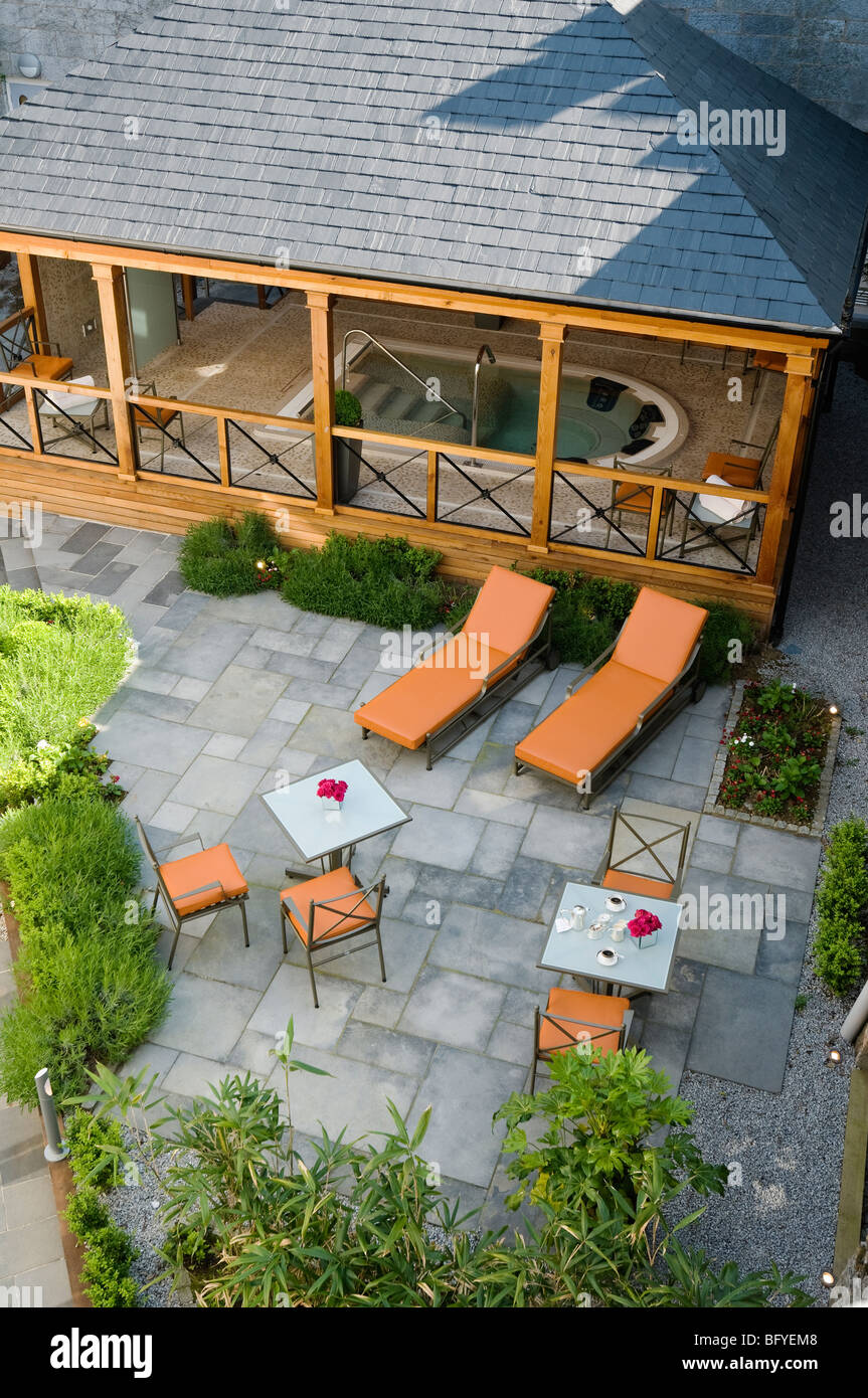 Salon-terrasse extérieure bien d'un hôtel de luxe avec un design intérieur par Carole Roberts, Dromoland Castle Hotel, Co Clare, Ireland Banque D'Images
