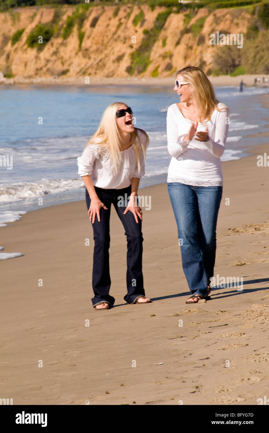 Women walking on beach Banque D'Images