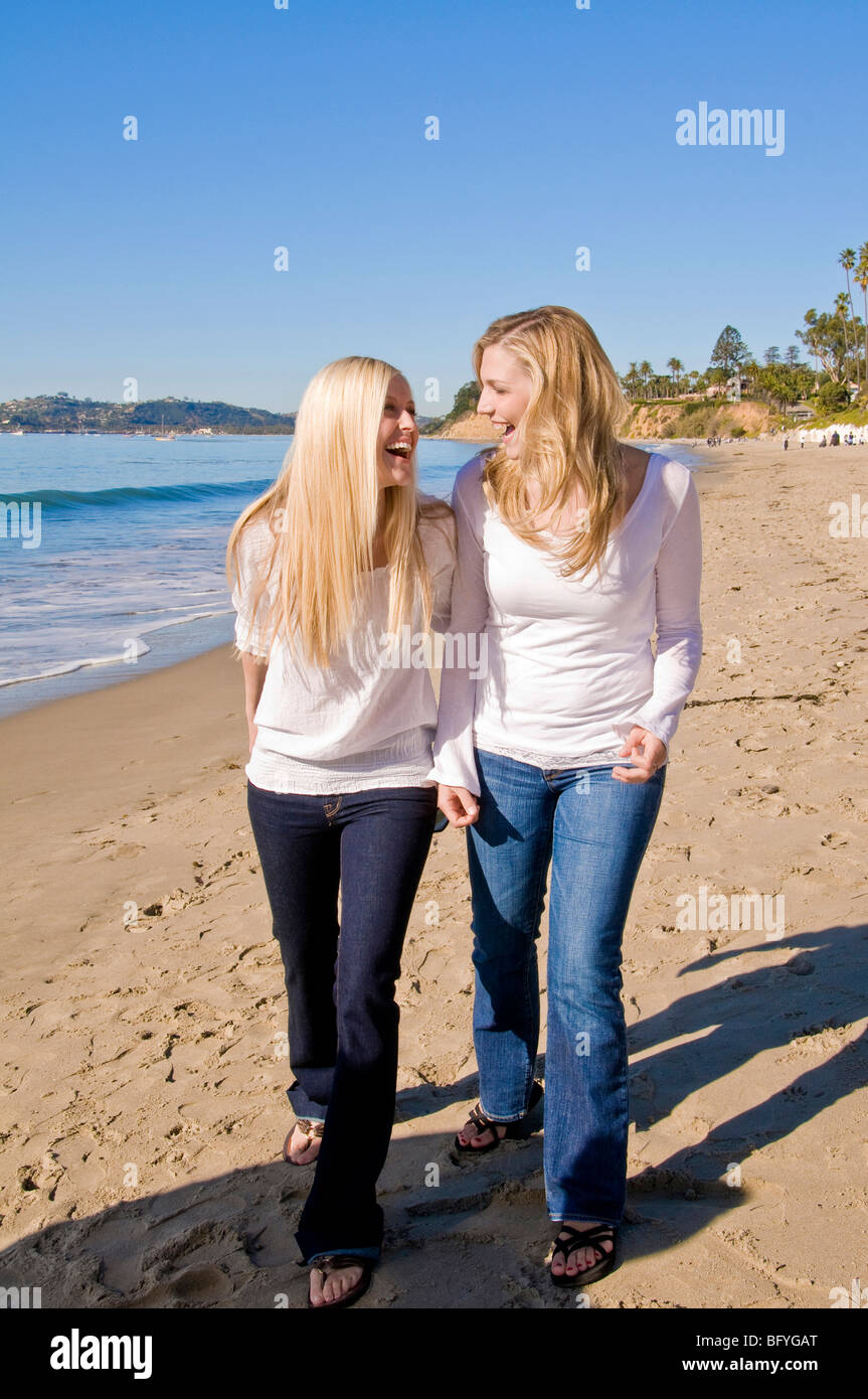 Women smiling on beach Banque D'Images