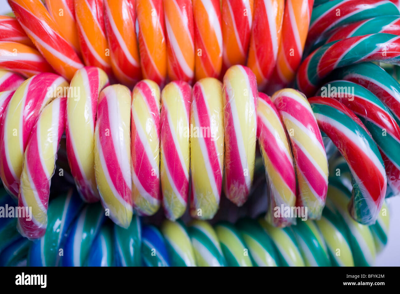 Des cannes de bonbon enveloppé colorés dans un grand groupe. Banque D'Images