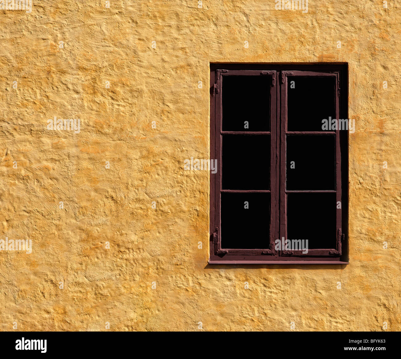Fenêtre et mur jaune Banque D'Images