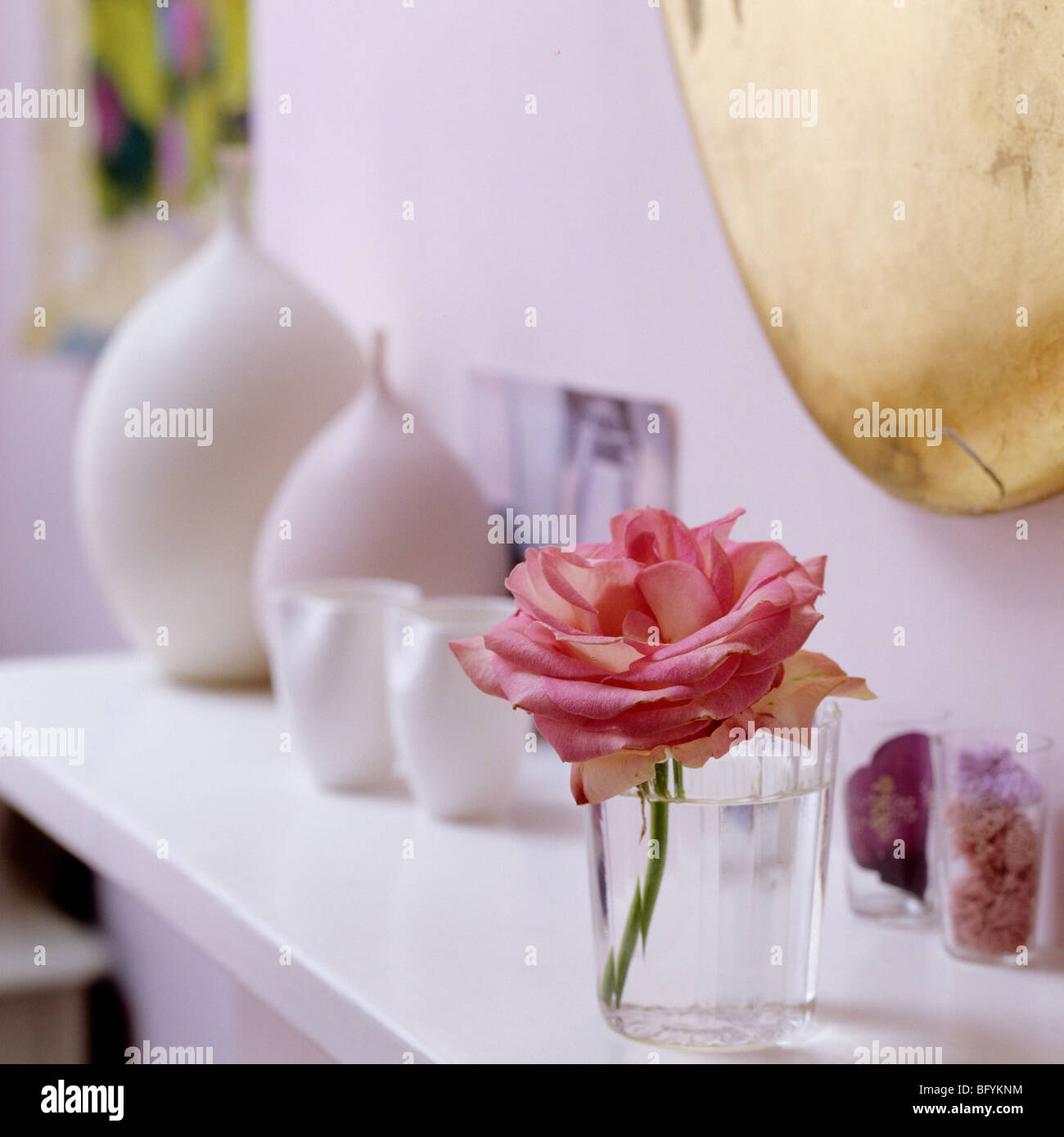Rose et des vases sur une étagère dans un boudoir de womans Banque D'Images