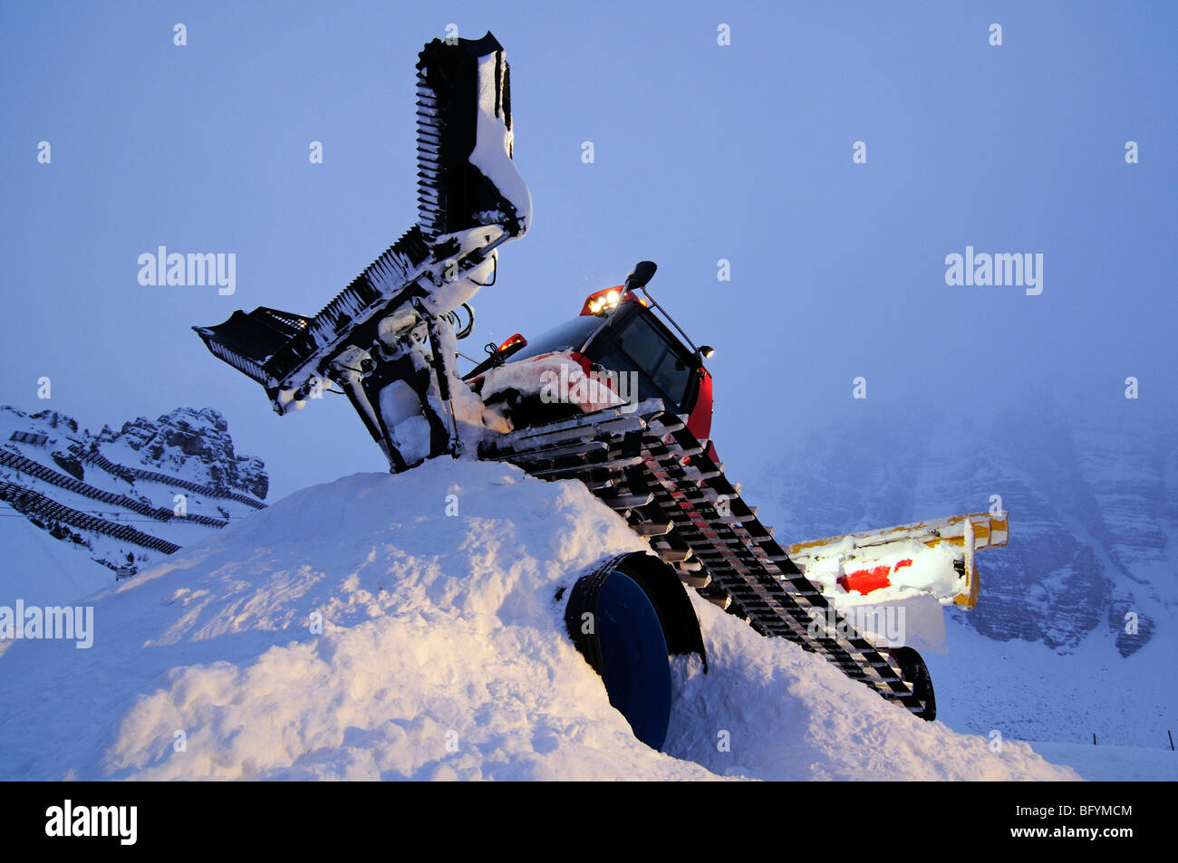 En chenillette, service de nuit, station de ski Schlick 2000, vallée de Stubai, l'Autriche, Europe Banque D'Images