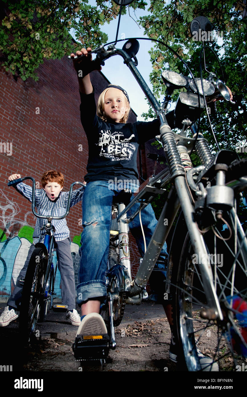 Portrait de deux jeunes garçons sur les bicyclettes du broyeur Banque D'Images