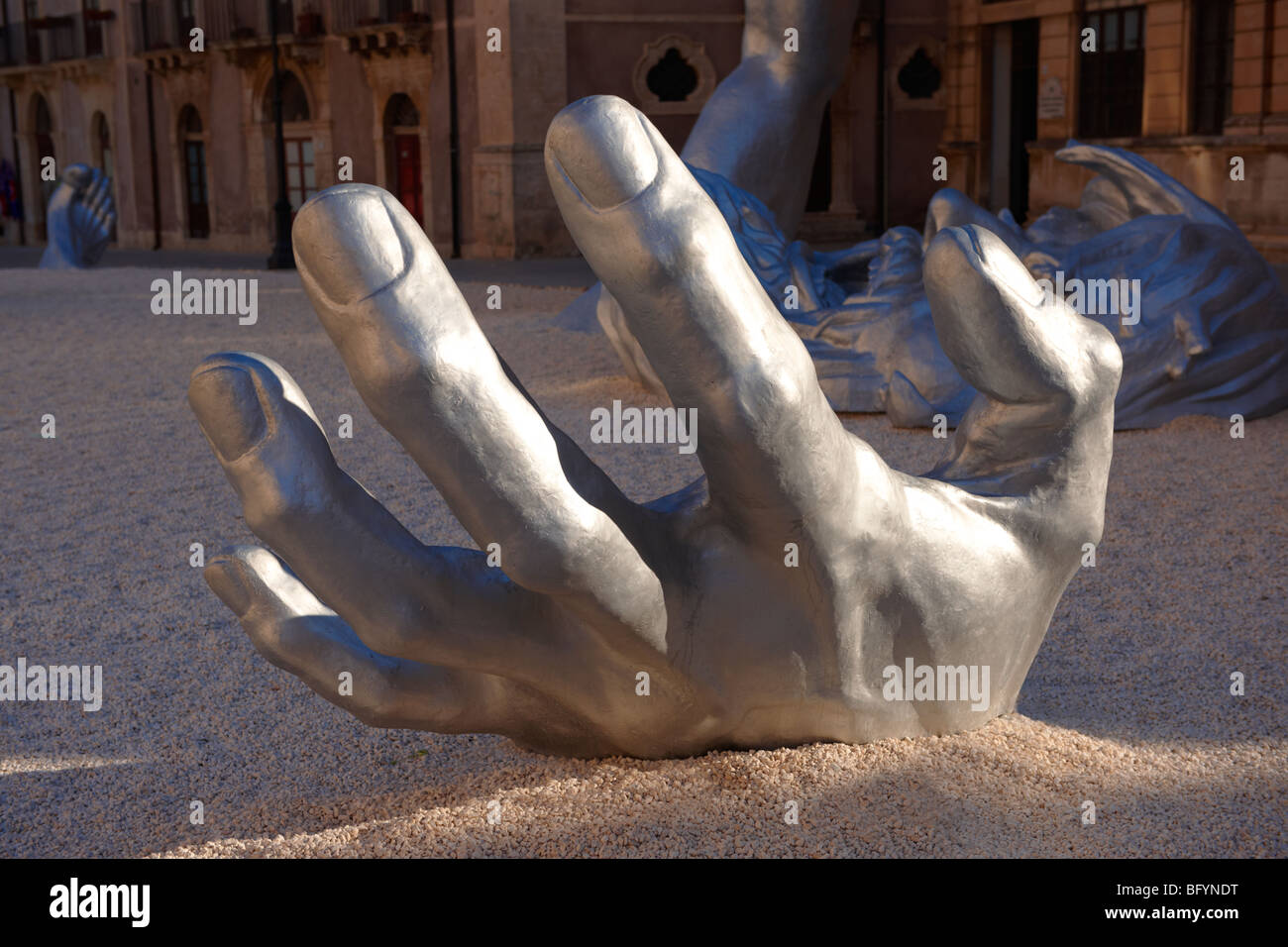L'éveil' un 70 pieds en aluminium, montage sculpture sculpture par Seward  Johnson - la place du Duomo, Syracuse Syracuse (Sicile Photo Stock - Alamy