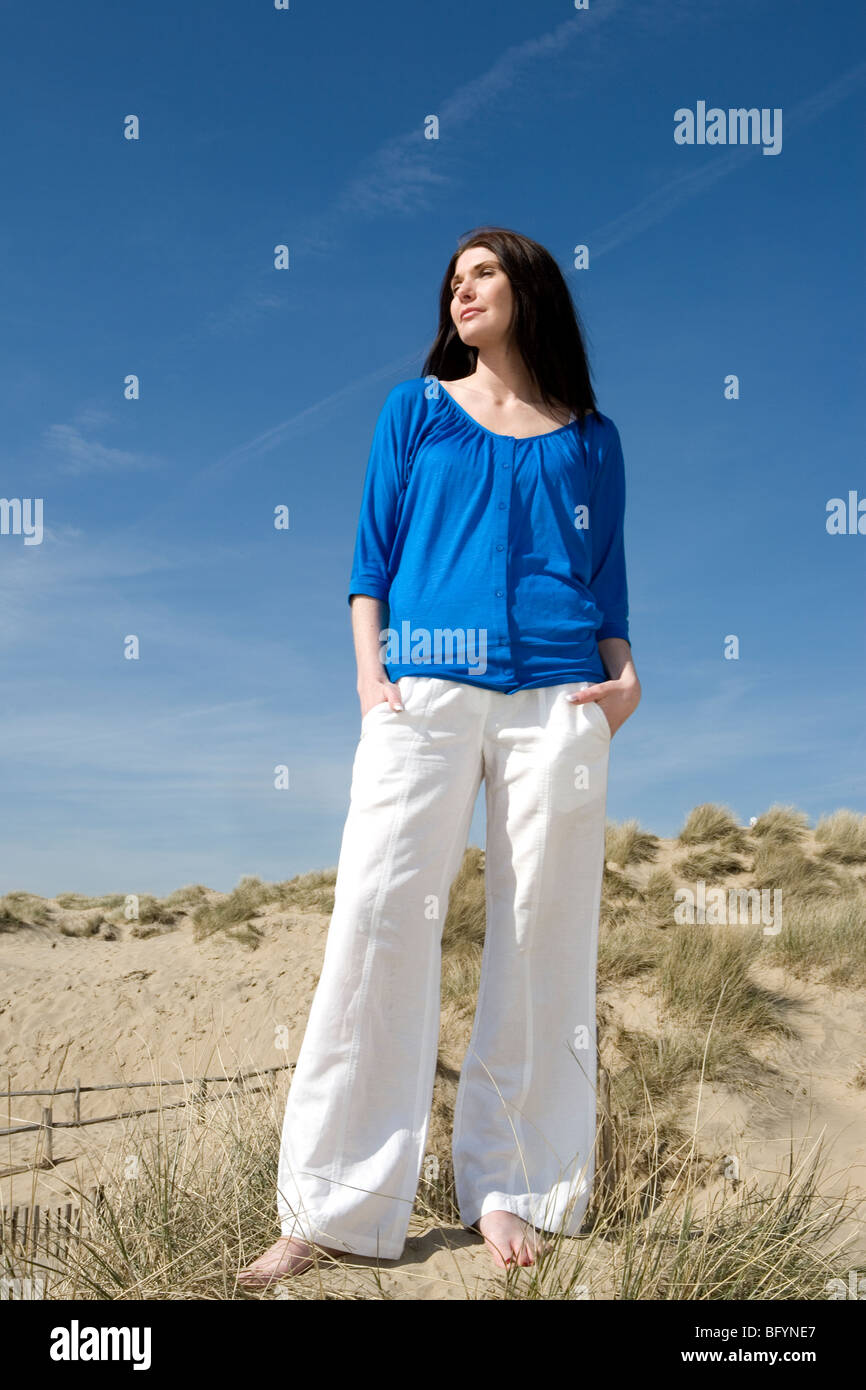 Mid adult woman standing on the beach, Banque D'Images