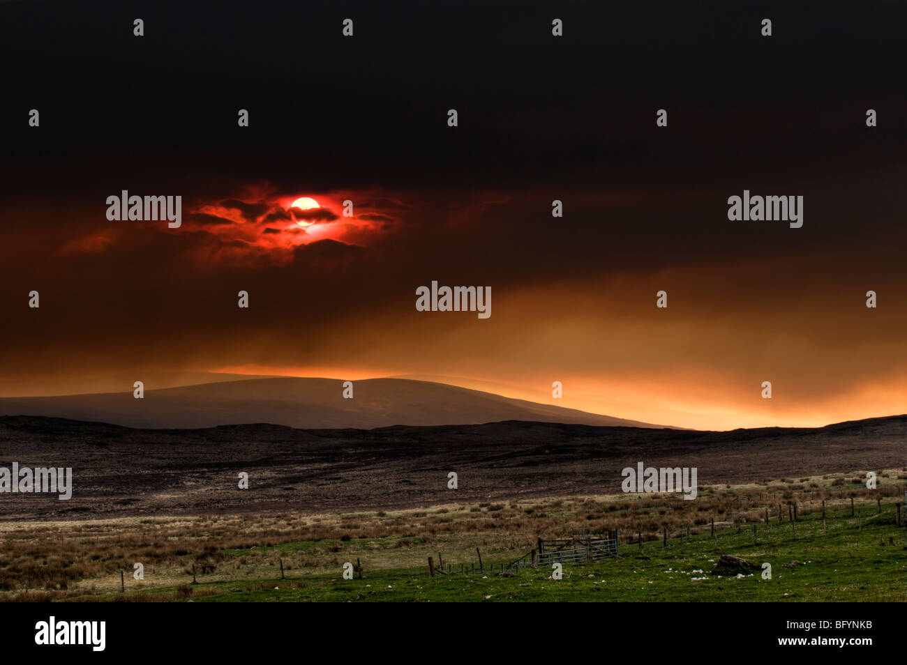 Superbe coucher de soleil rouge sur le Loch Shin mountain area, Sutherland, dans le Nord de l'Ecosse, Royaume-Uni prises d'un838 Banque D'Images