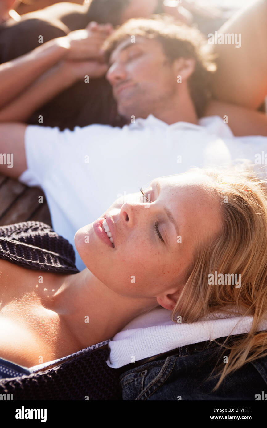 Deux couples relaxing on deck Banque D'Images