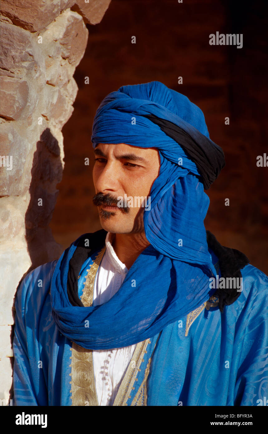Le Maroc, portrait de Touaregs homme vêtu de vêtements traditionnels Banque D'Images