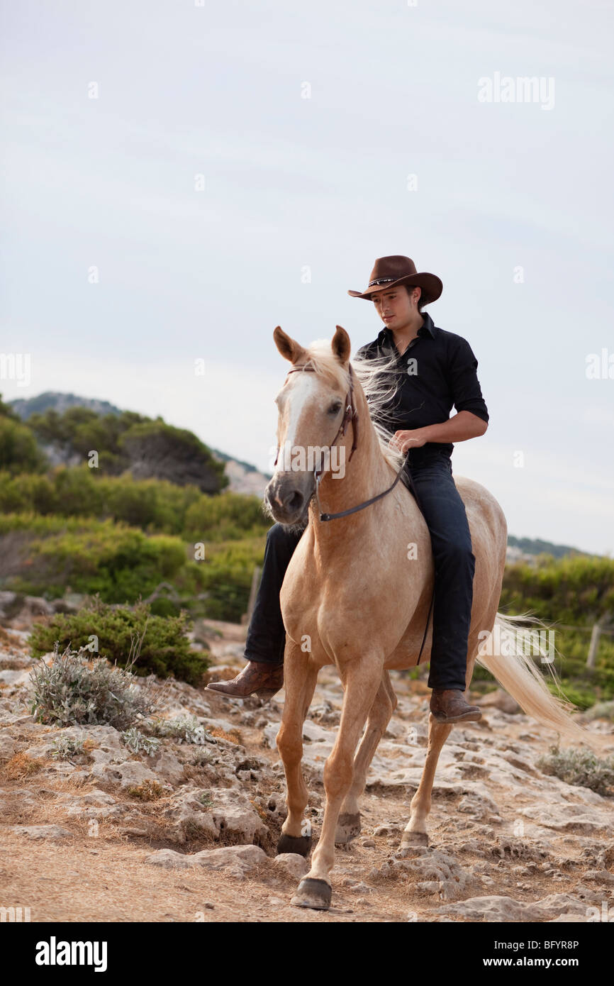 Man riding horse Banque D'Images