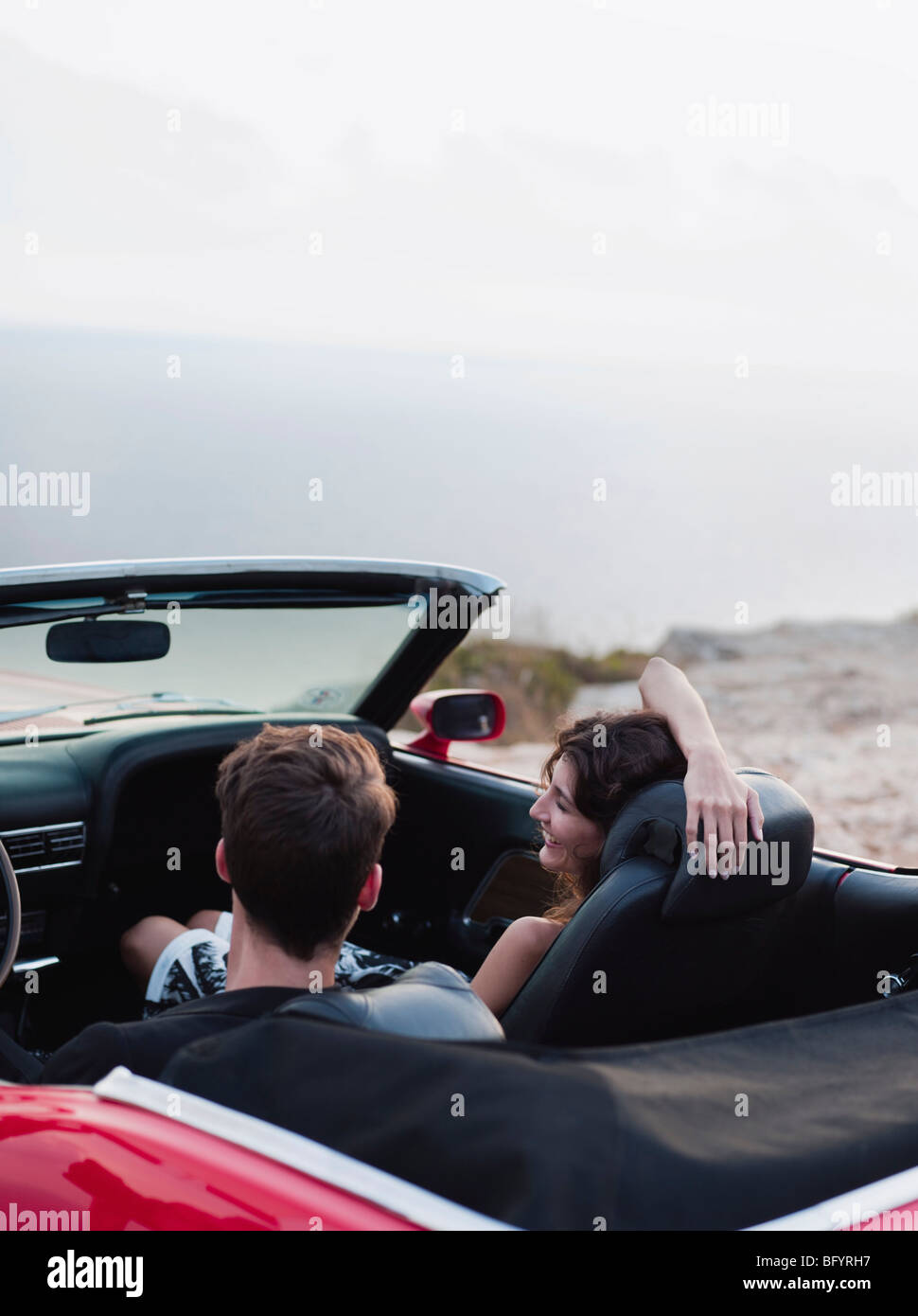 Heureux homme assis sur une voiture Banque de photographies et d’images ...