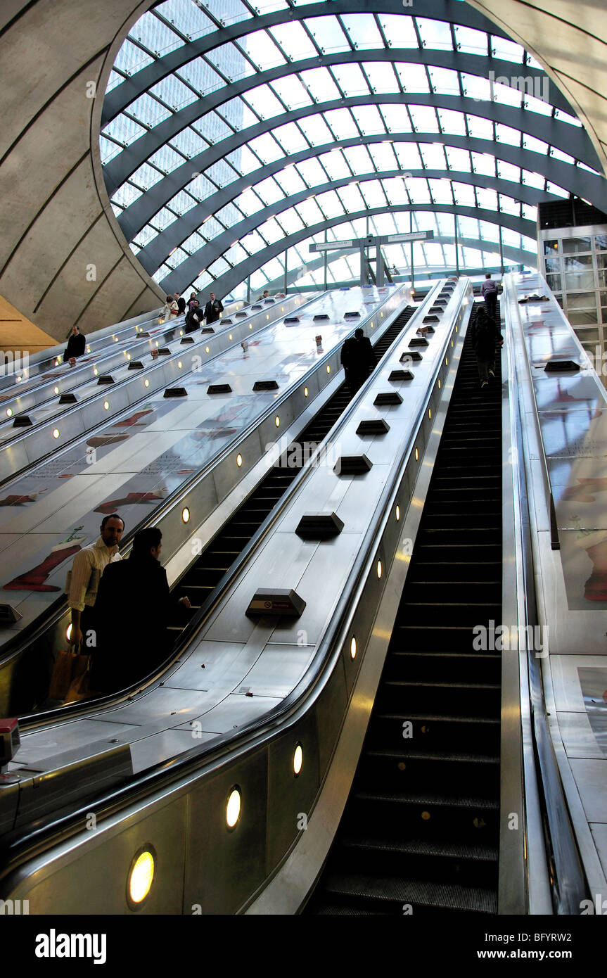 Escaliers mécaniques à la station de métro Canary Wharf, Cabot Square, Canary Wharf, Londres, Angleterre, Royaume-Uni Banque D'Images