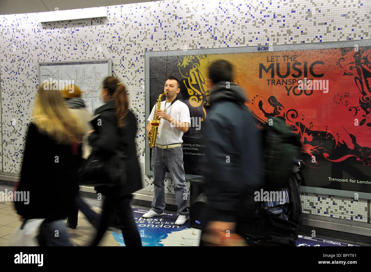 Musicien ambulant dans la station de métro Canary Wharf, Canary Wharf, Londres, Angleterre, Royaume-Uni Banque D'Images