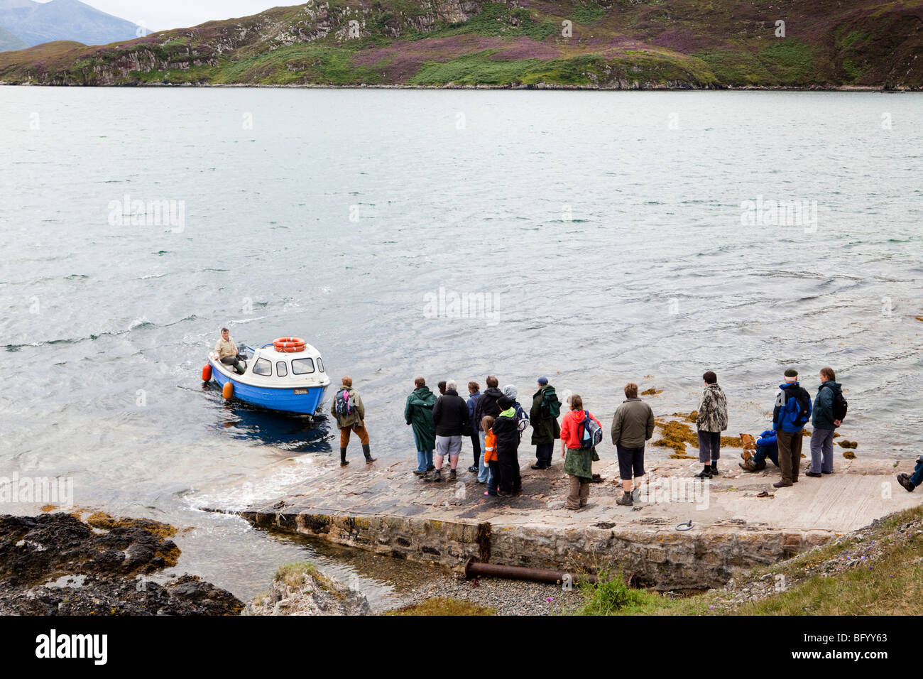Les passagers sur le point d'embarquer sur le traversier saisonnier le Kyle of Durness à Cape Wrath, Highland, en Écosse. Banque D'Images