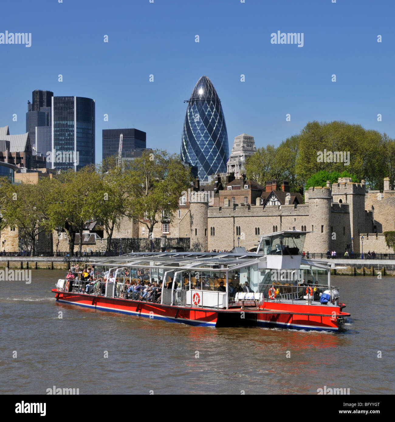 Bassin de London tour boat with City Skyline Banque D'Images