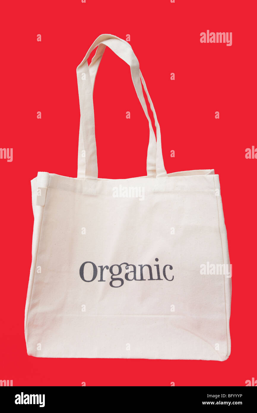 Sac shopping en coton bio blanc sur fond rouge. Angleterre Royaume-uni Grande-Bretagne Banque D'Images