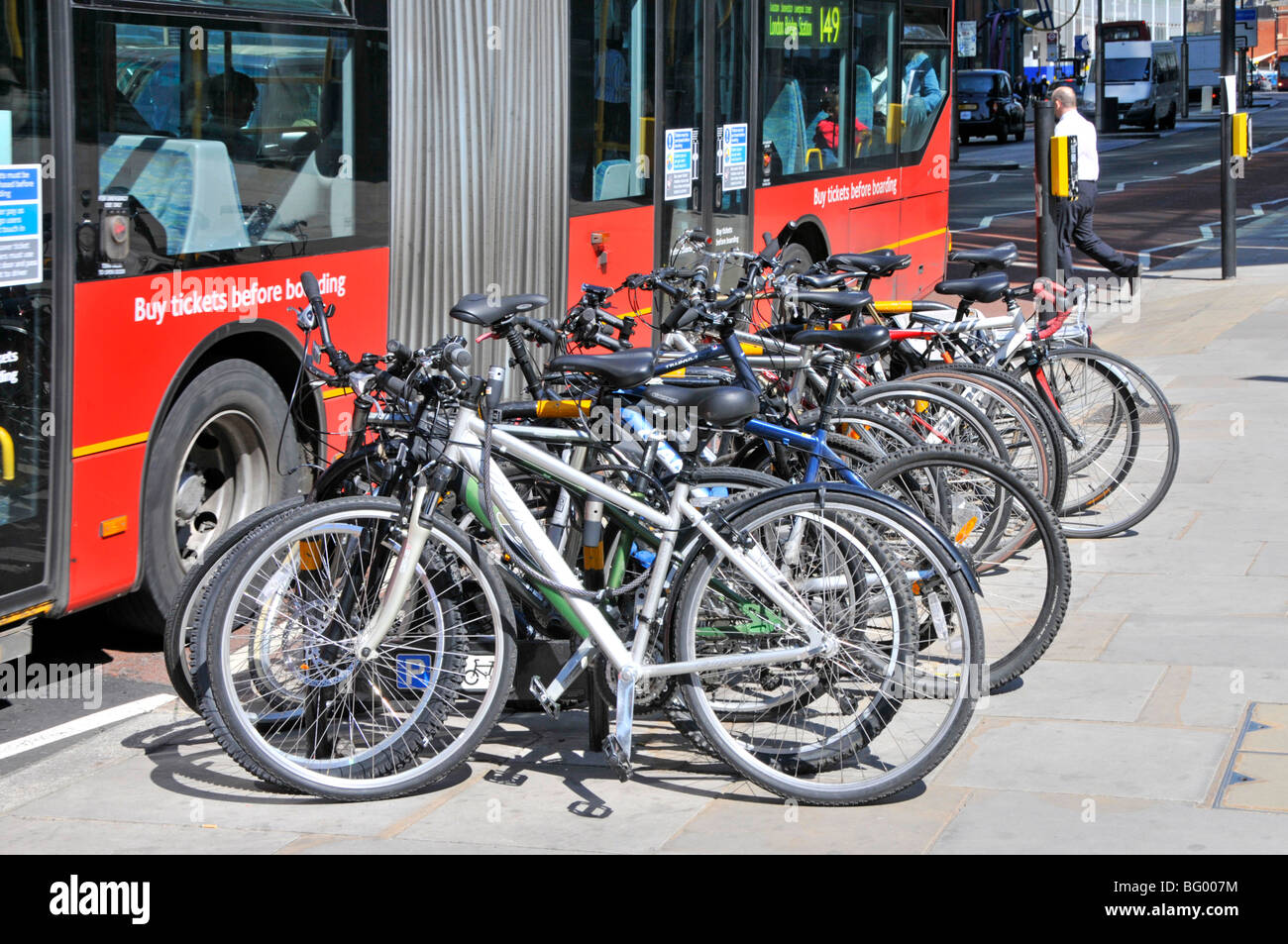 Vélos route passant par cadenassé bus Banque D'Images