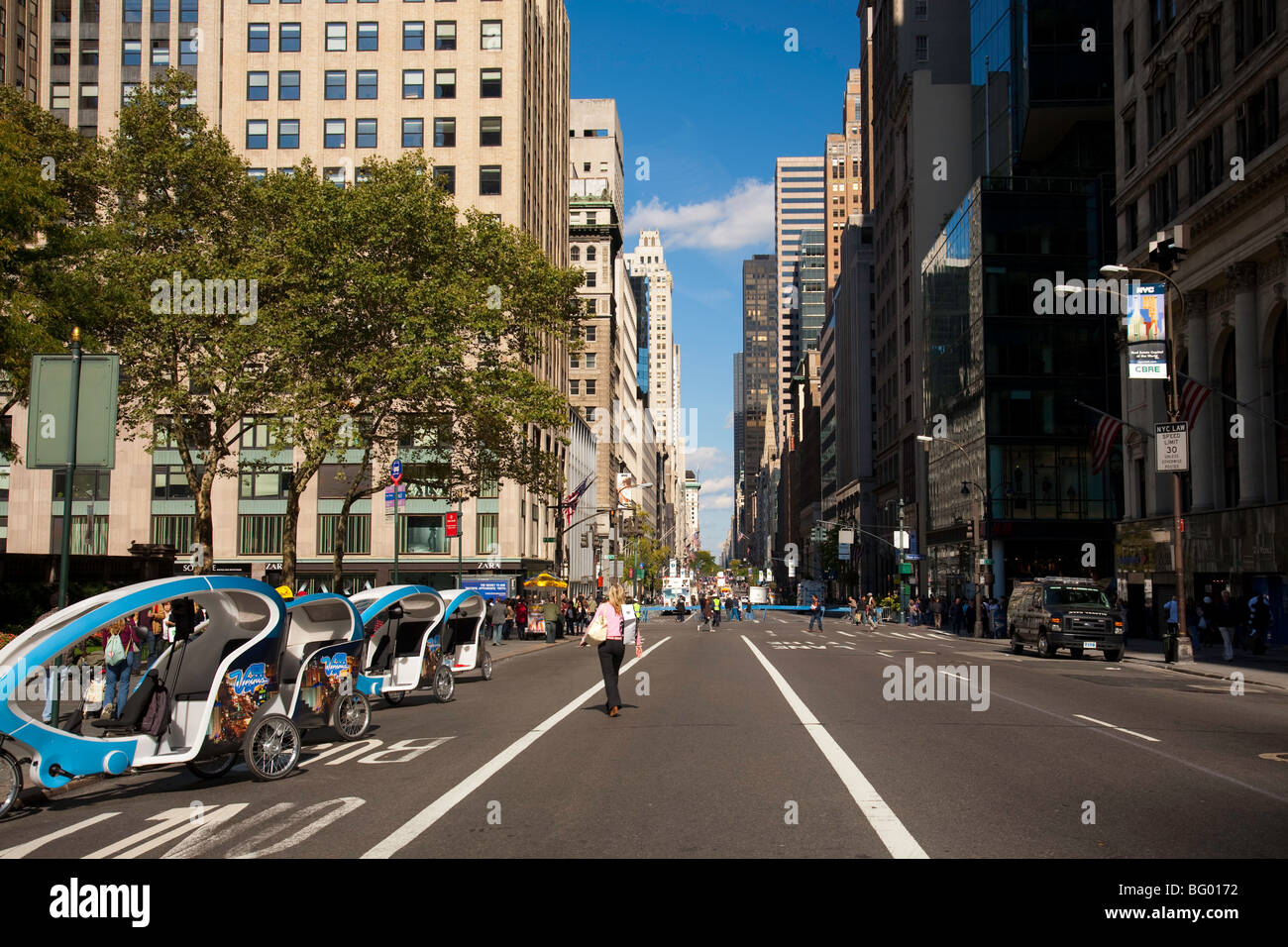 Des vélotaxis stationnée sur l'Avenue vide, NYC Banque D'Images