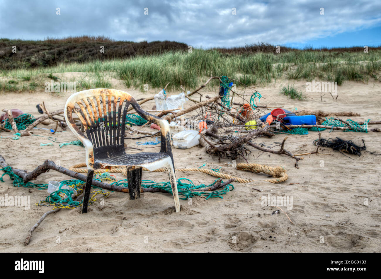 Mélange de déchets colorés, des cordes et du bois flotté thats été échoué sur une plage et empilé ensemble à Pembrey, au Pays de Galles Banque D'Images