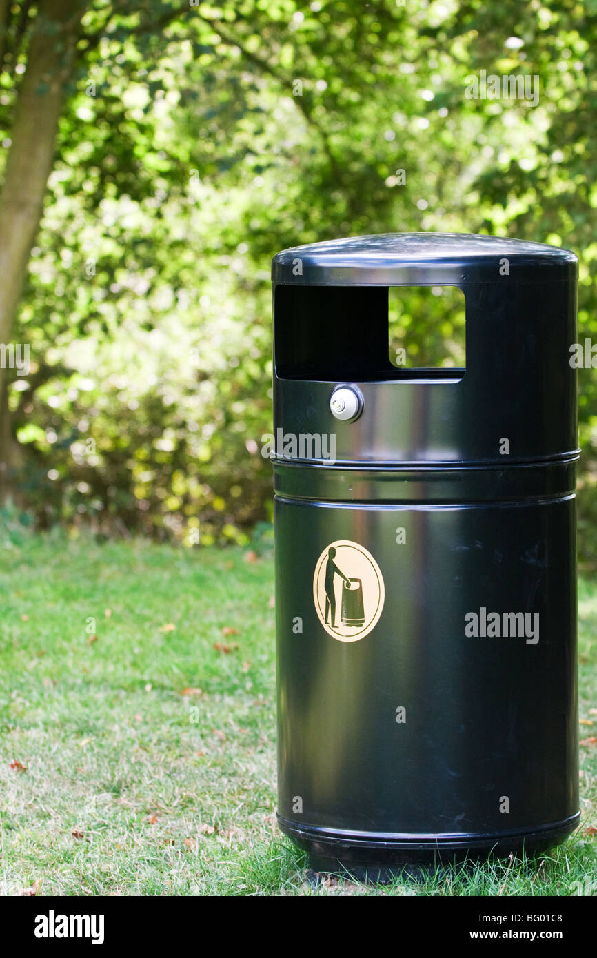 Corbeille publique noir Banque D'Images