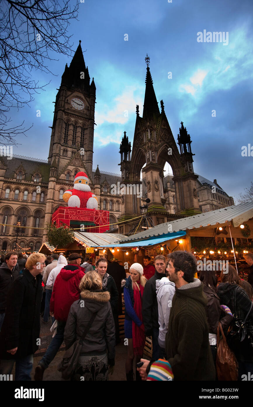 Royaume-uni, Angleterre, Manchester, Albert Square, petit marché de Noël en face de l'Hôtel de Ville Banque D'Images