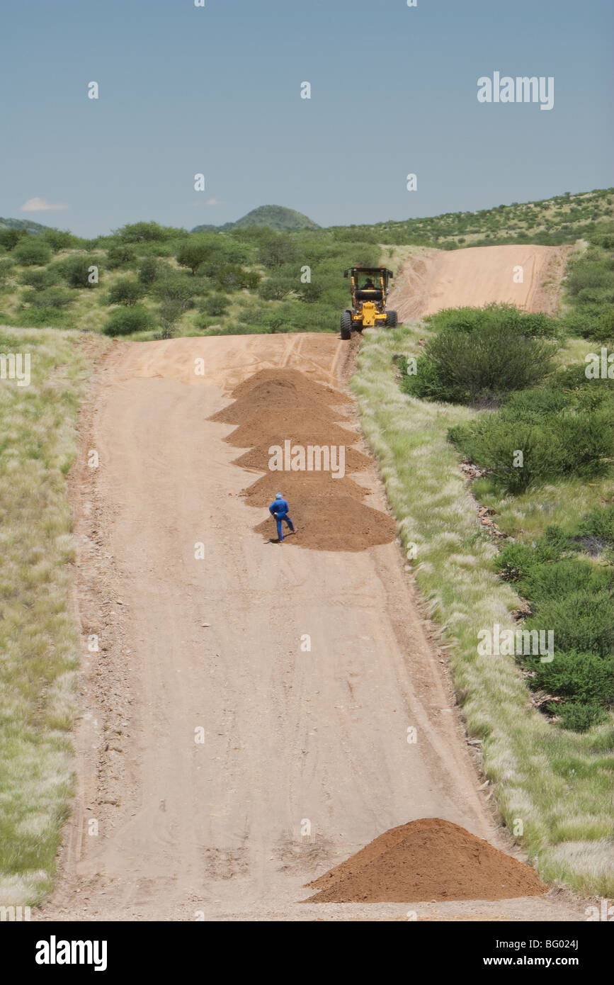 Travaux routiers sur la voie publique C28 en Namibie, l'Afrique. Banque D'Images