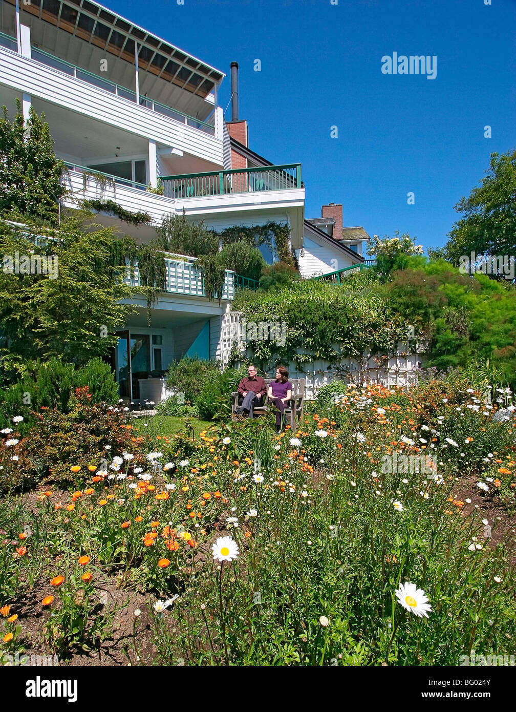 Vous pourrez profiter des jardins de fleurs qui entourent Sooke Harbour House, une auberge de luxe sur l'île de Vancouver, Colombie-Britannique, Canada.. Banque D'Images