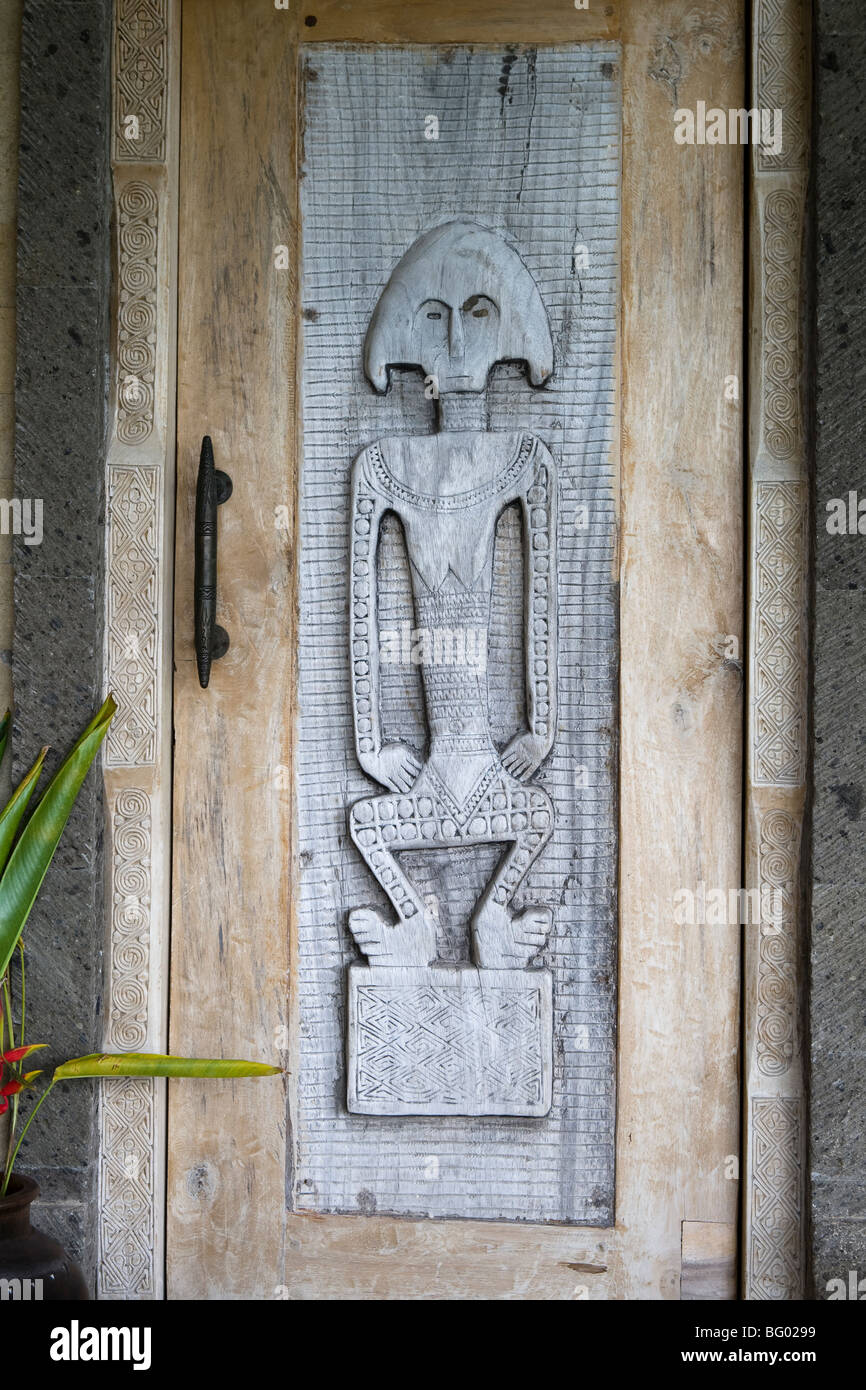 Sculptures en bois traditionnelles, Bungadesa Villas, Bali Banque D'Images