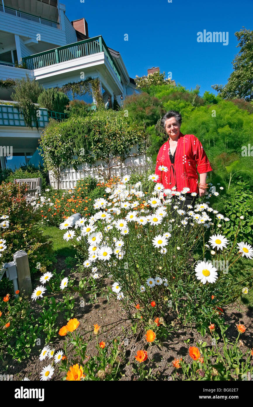 Frederique Philip, co propriétaire de Sooke Harbour House, un établissement de luxe sur l'île de Vancouver. Ici il est entouré de marguerites. Banque D'Images