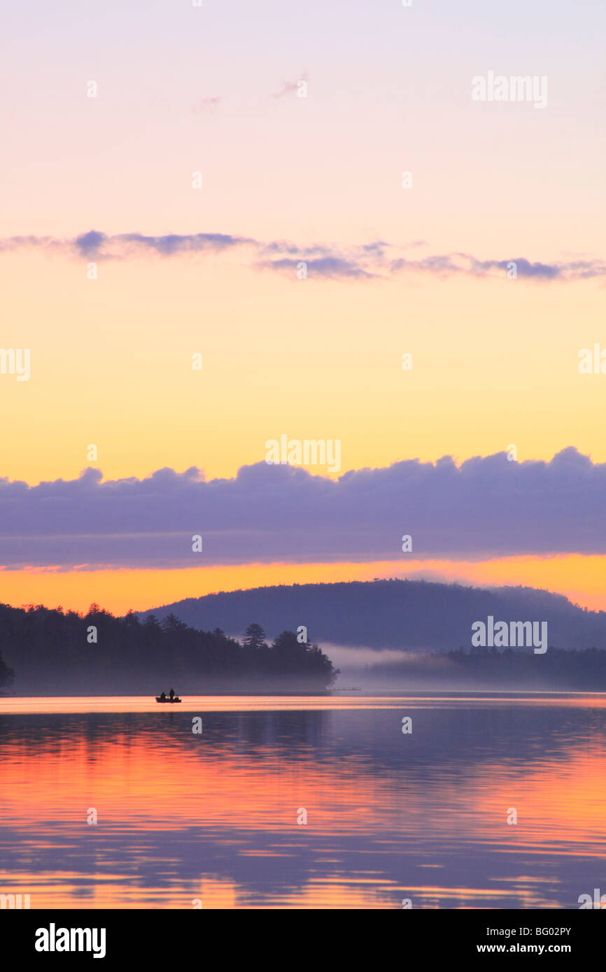Tempête de passage au coucher du soleil, Blue Mountain Lake, Adirondacks, New York Banque D'Images