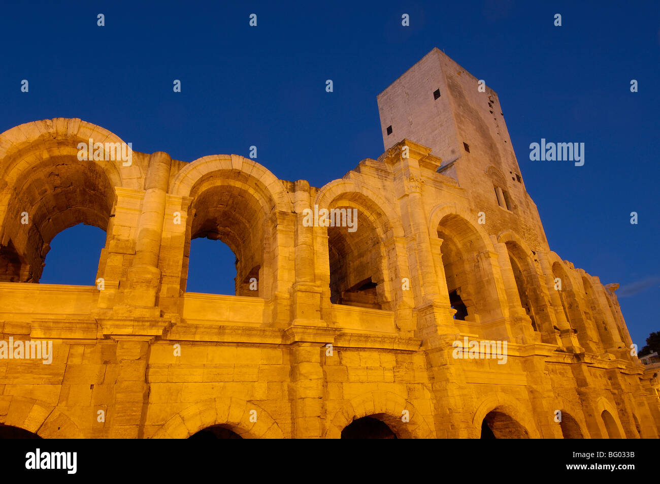 Amphithéâtre Romain (les arènes) au crépuscule. Arles. Bouches du Rhône ...