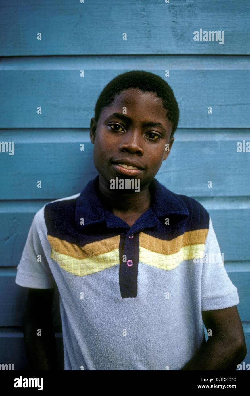 1, un garçon, jamaïcain, jeune garçon, contact oculaire, vue de face, portrait, Montego Bay, Jamaïque Banque D'Images