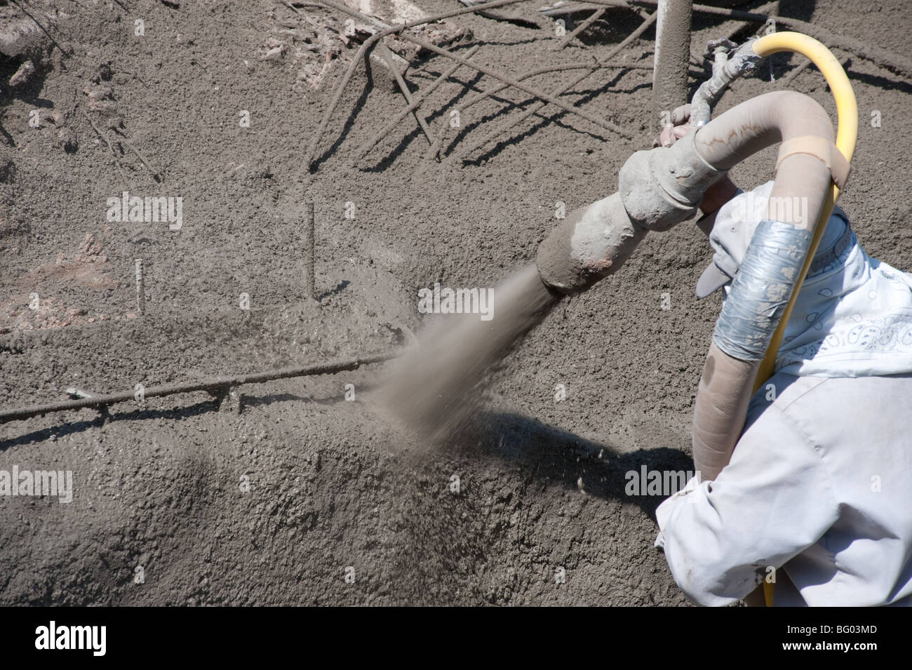 En Gunite pulvérisé sur armature pour nouvelle installation de la piscine Banque D'Images