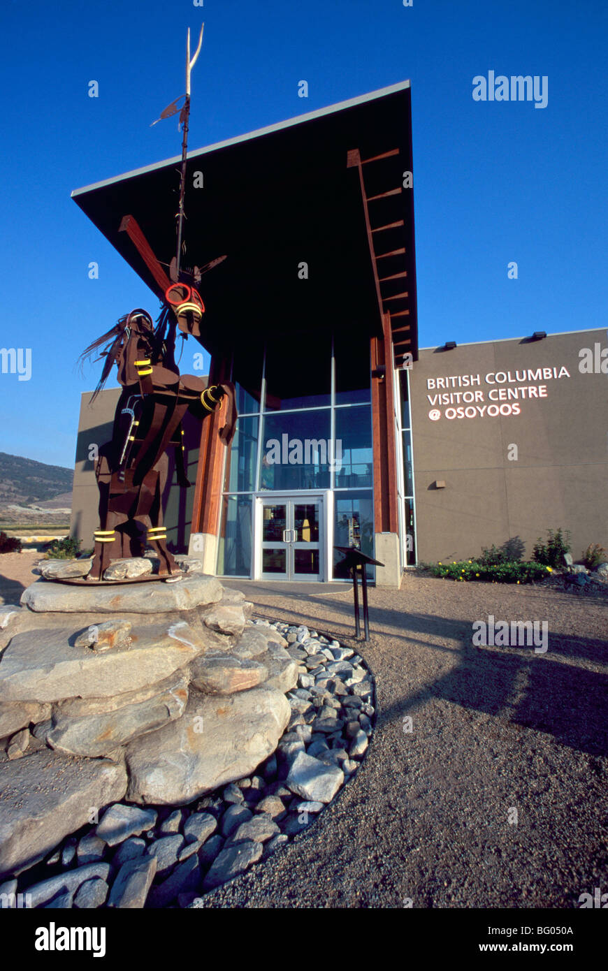 Osoyoos, C.-B., au sud de l'Okanagan, Colombie-Britannique, Canada - Metal Sculpture indienne et visiteur Tourist Information Centre Banque D'Images