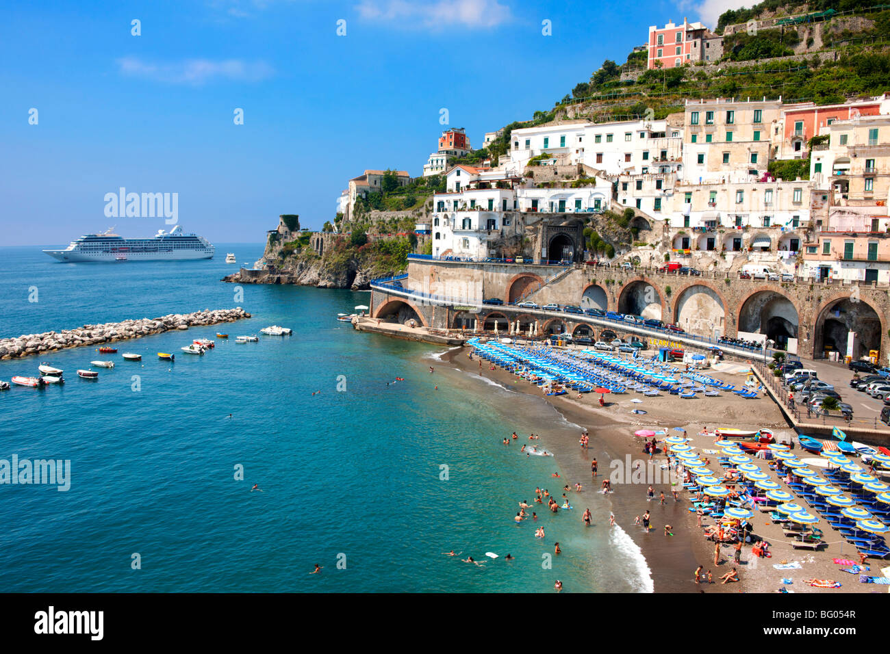 Station balnéaire d'Atrani côte amalfitaine ; Italie ; Banque D'Images