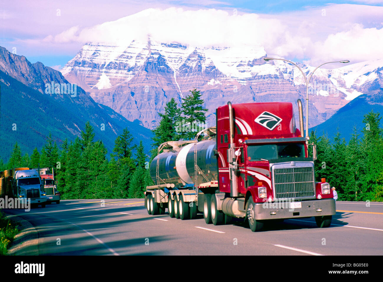 Semi-Trailer / Camion Camion roulant sur l'autoroute Yellowhead 16 au mont Robson, Canadian Rockies, BC, British Columbia, Canada Banque D'Images