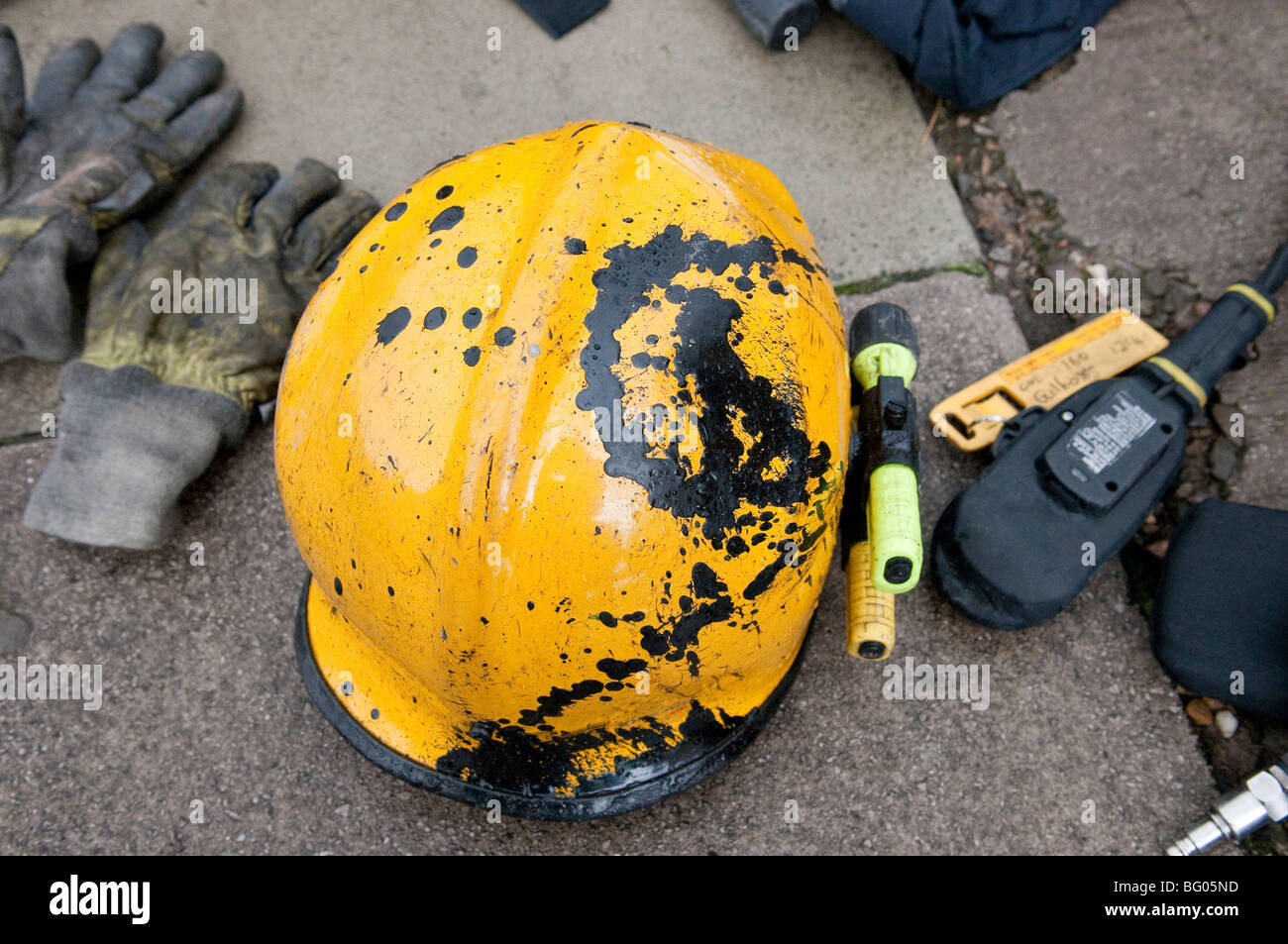 Les pompiers casque Pacifique montrant la protection accordée par le bitume  fondu Photo Stock - Alamy