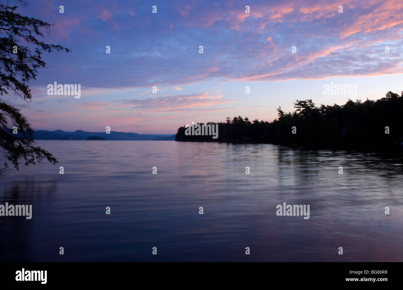 Une vue vers l'île Dome au lever du soleil, le lac George, l'État de New York, États-Unis d'Amérique, Amérique du Nord Banque D'Images