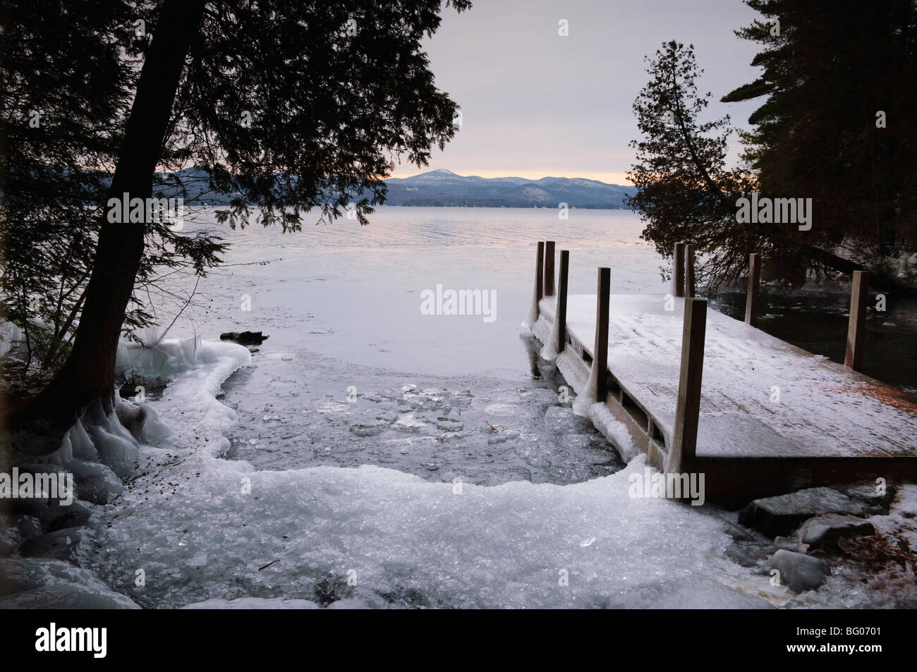 La glace autour d'un quai sur le lac George en hiver, le lac George, les Adirondacks, dans l'État de New York, États-Unis d'Amérique Banque D'Images