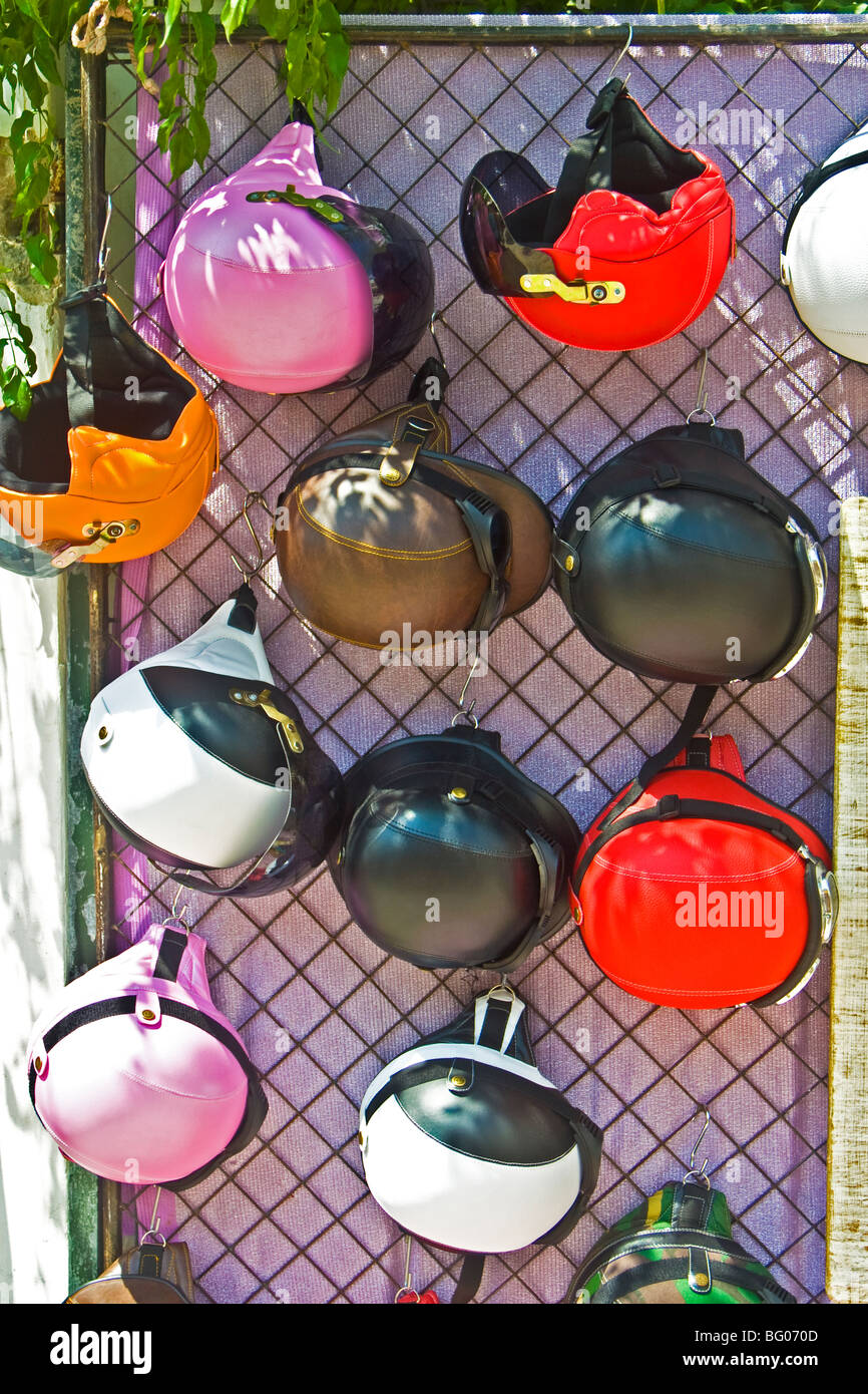 Designer' casques sur stand à 'Hippie Marché' Sant Carles , Ibiza. Banque D'Images