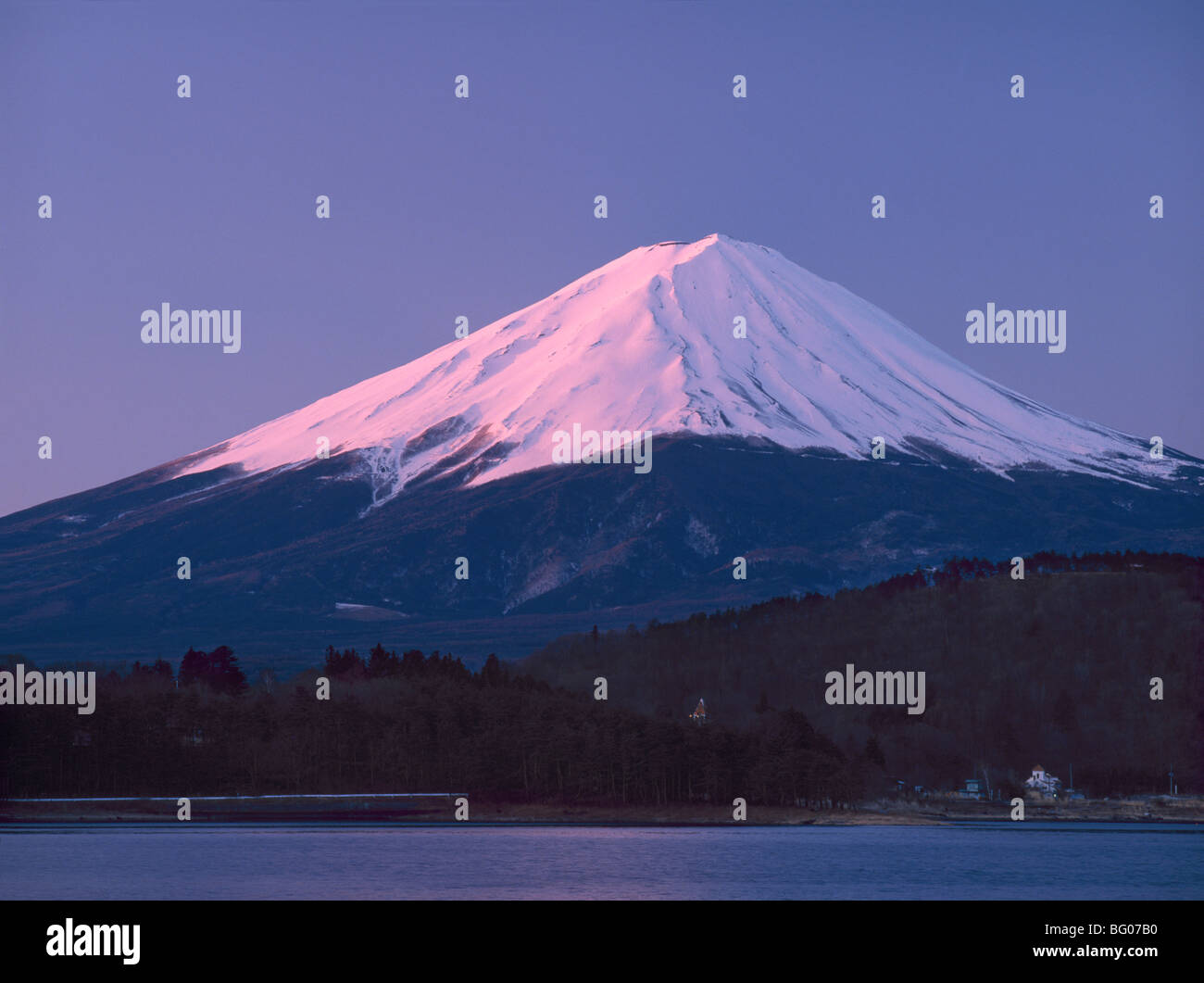 Lever du soleil sur le Mont Fuji depuis le lac Kawaguchi, préfecture de Yamanashi, au Japon, en Asie Banque D'Images