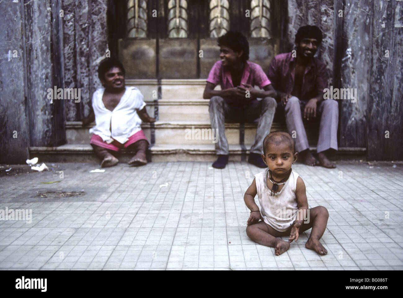 Un nain avec des amis et les jeunes fils, Mumbai, Inde Banque D'Images