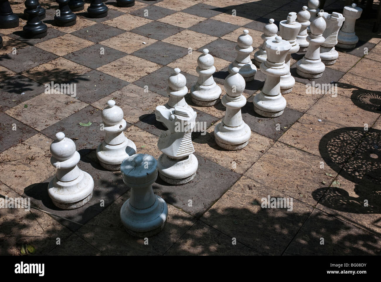 Pièces de jeu d'échecs en plein air dans l'attente de joueurs Banque D'Images