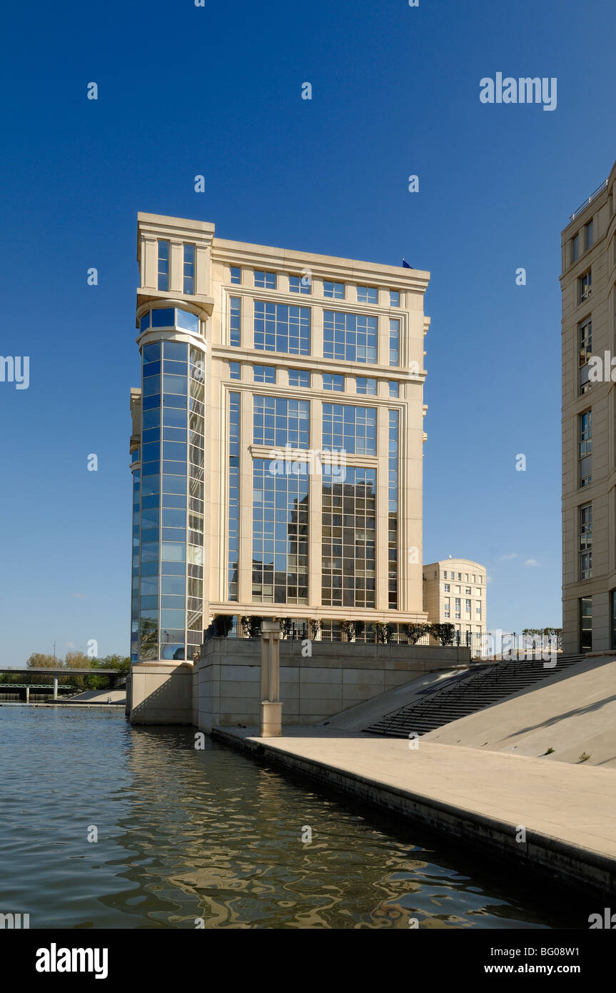 Hôtel de région postmoderne (bureaux régionaux du gouvernement), conçu par l'architecte Ricardo Bofill, et River Lez, Antigone, Montpellier, Herault, France Banque D'Images