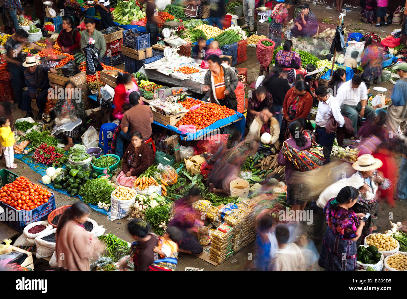 Les acheteurs et vendeurs au marché en plein air, elevated view à Chichicastenango Guatemala. Banque D'Images