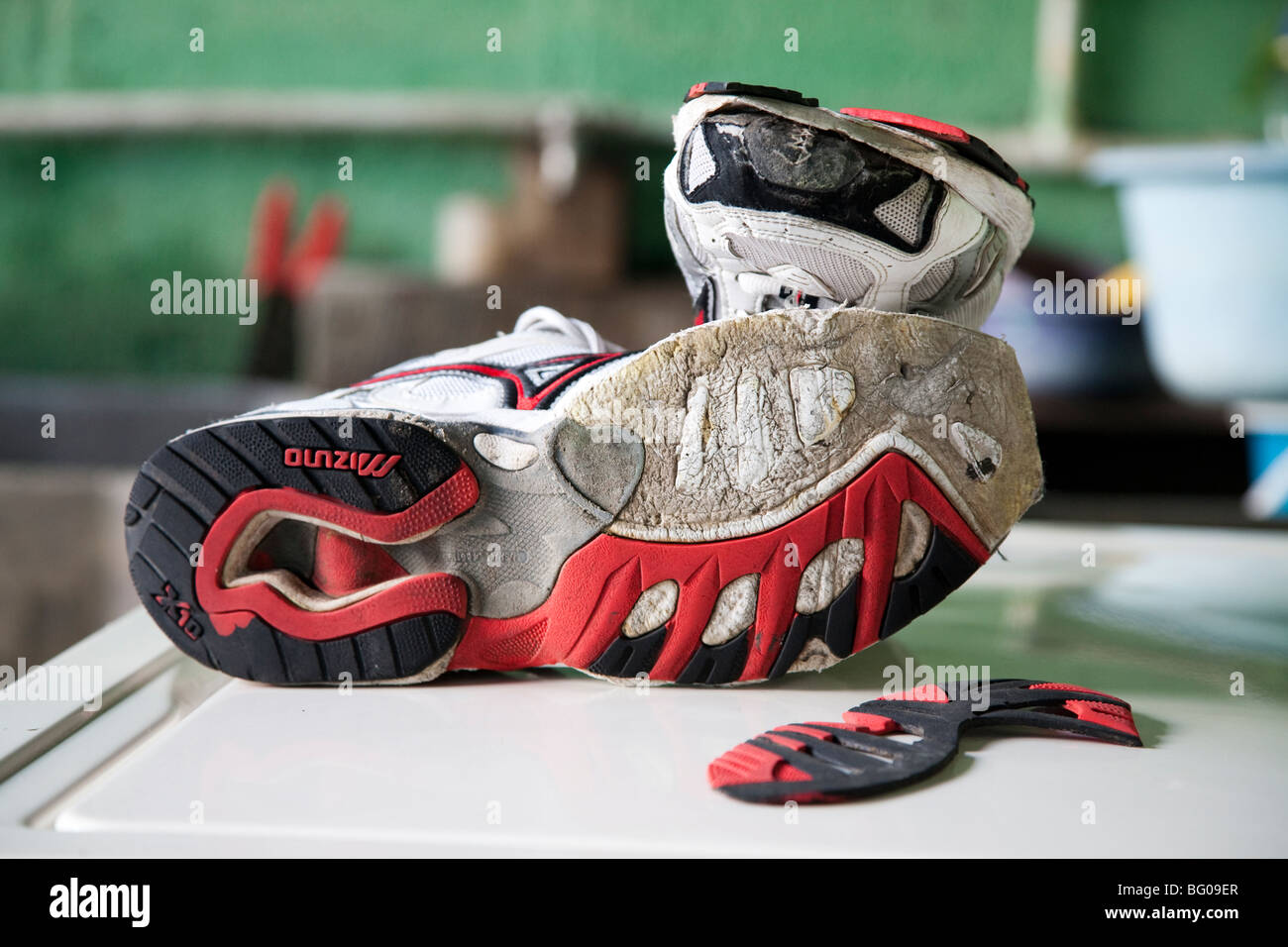 Détruit les chaussures de sport après la visite du volcan Pacaya au Guatemala Banque D'Images