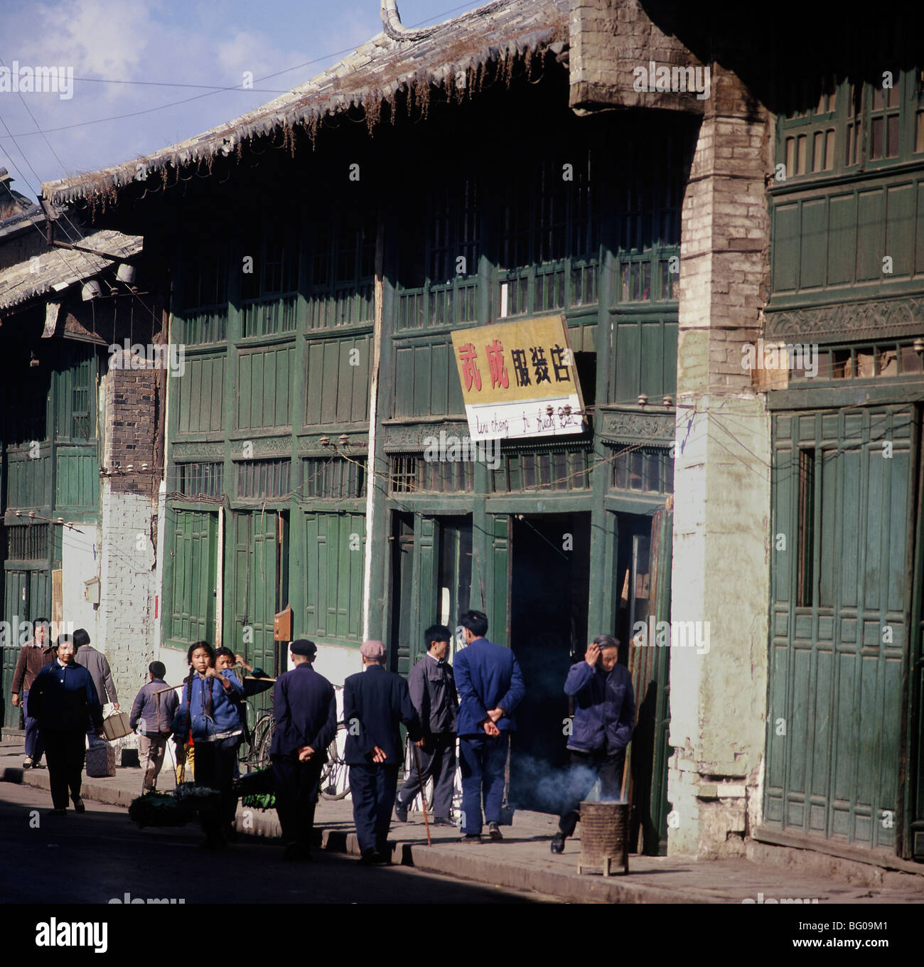 Maisons-boutiques vert photographié en 1974, en train de disparaître, à Kunming, Yunnan, China, Asia Banque D'Images