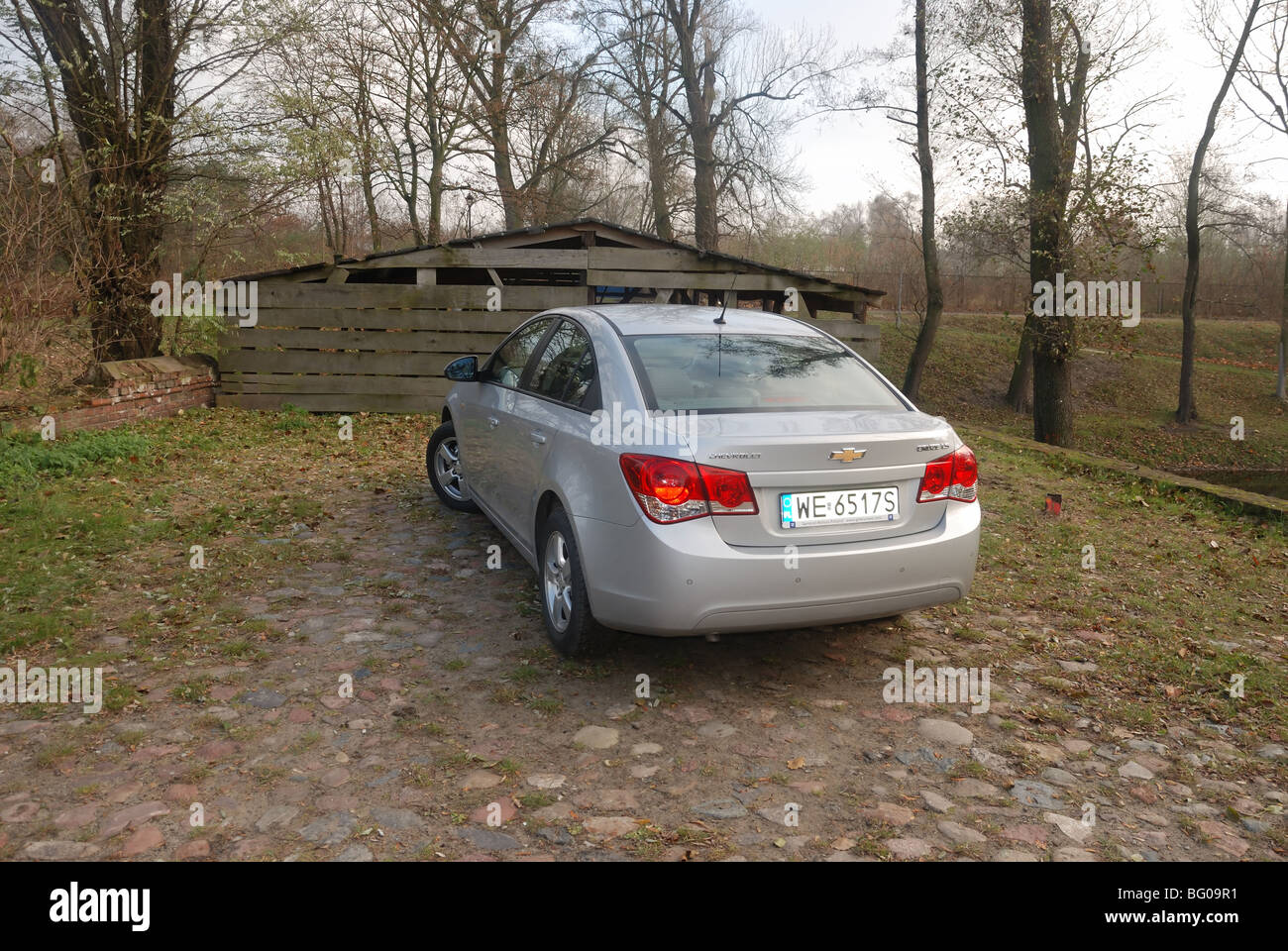 Chevrolet Cruze 1.8 - 2009 - argent - quatre portes (4D) - Berline - voiture compacte dans un parc. Exterior Banque D'Images