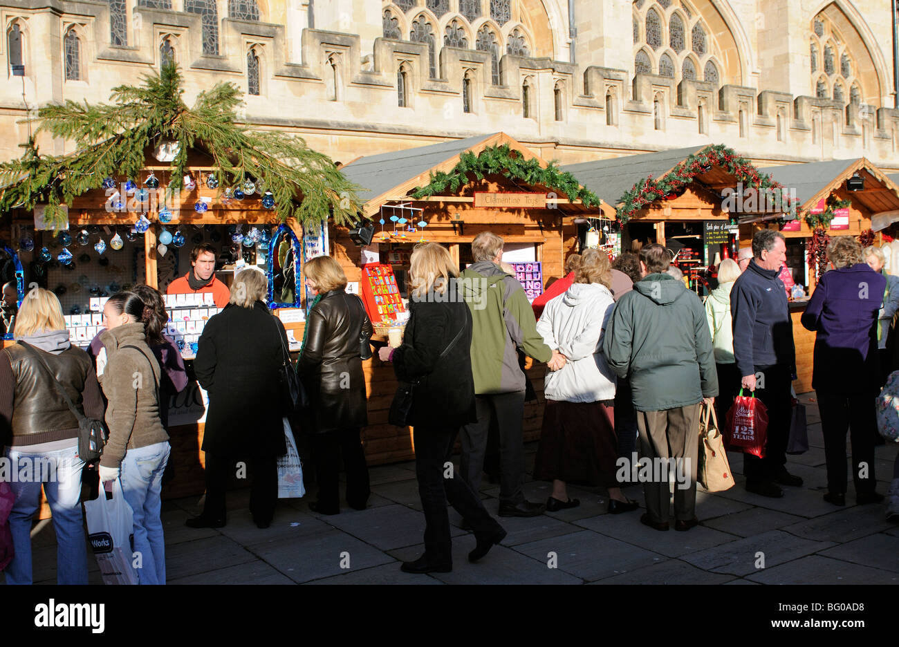 Bath Marché de Noël à l'enceinte de l'abbaye et les clients détenteurs de décrochage Somerset England UK Banque D'Images