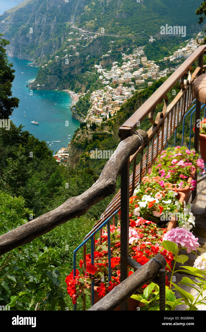 Vue sur Positano depuis la montagne de la côte amalfitaine ' promenade des dieux ' chemin autour de Nocelle, Positano, Italie Banque D'Images